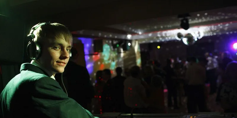 DJ przy konsoli podczas wesela